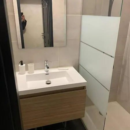 Apartment Equipe Pour 5 Pers Vénissieux